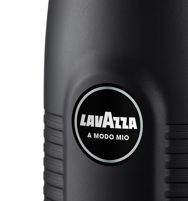 lavazza-cappuccinatore-milkeasy-design-ergonomico